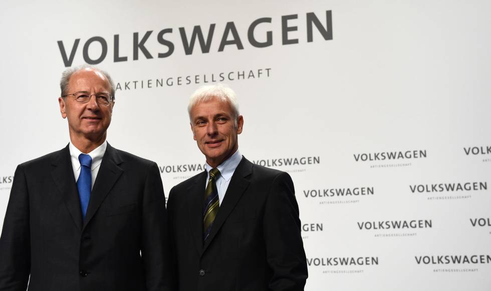El presidente de Volkswagen, Matthias Müller, y el de su Consejo de Supervisión, Hans Dieter Pötsch, en una rueda de prensa en Wolfsburgo (Alemania) en diciembre de 2015.