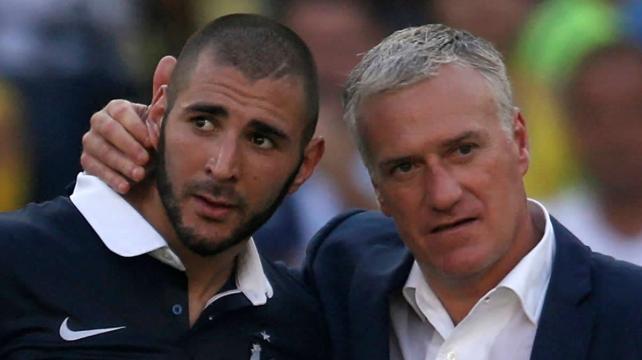 Didier Deschamps abraza a Benzema. El técnico no podrá contar con el goleador para la Eurocopa. Foto. Reuters %image_alt%