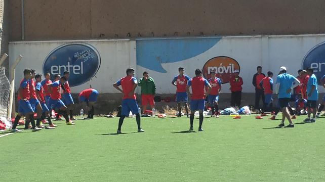 Su trabajo lo realizan en la cancha de Oruro Royal por la similitud al pasto sintético del estadio de Huanuni. Foto: Etzhel Llanque %image_alt%