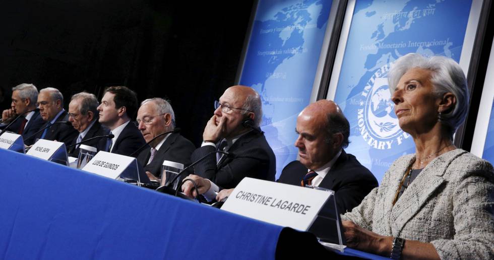 Ángel Gurría, segundo por la izquierda, con los ministros del G5 y Christine Lagarde, este jueves en Washington.