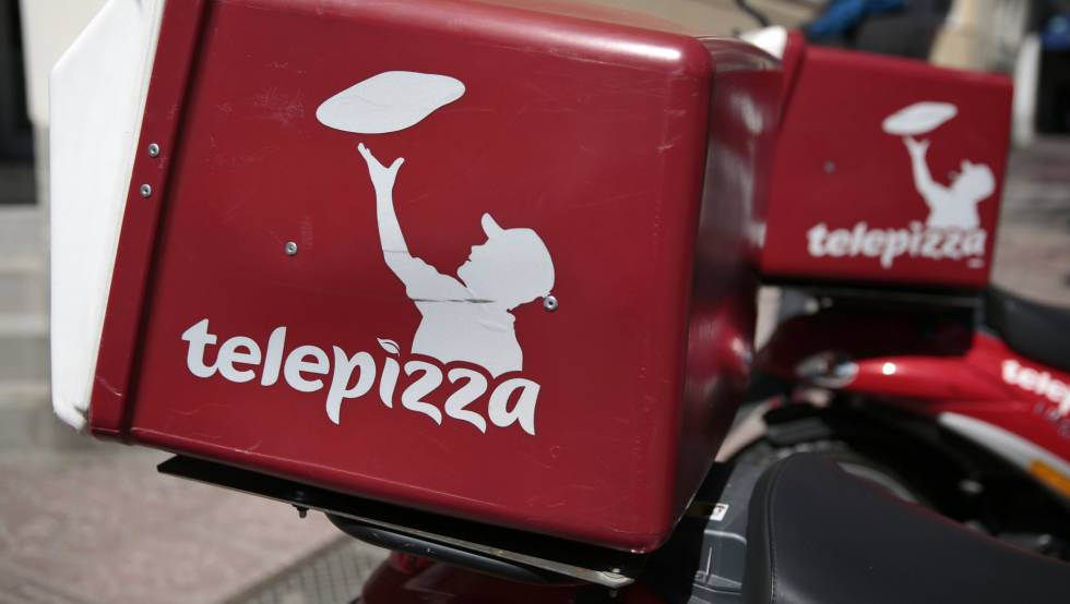 Logotipo de Telepizza en las motos de los mensajeros de la empresa, en Madrid. 