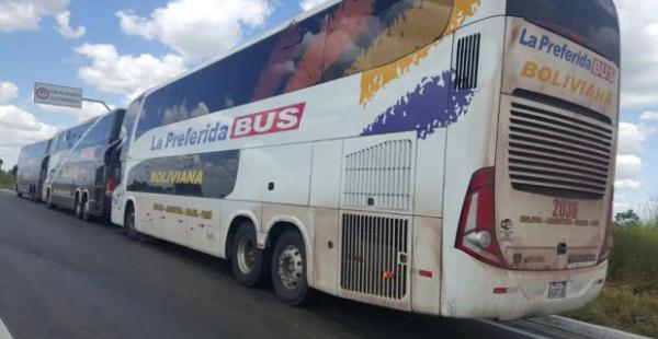 Estos son los buses bolivianos que fueron detenidos el pasado jueves, se descartó que su traslado tenga que ver con las manifestaciones en Brasil