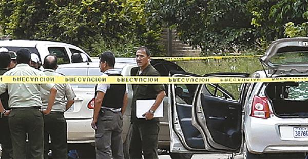 la escena de        un crimen efectivos de homicidios proceden a levantar cuatro cadáveres Hace pocas semanas, la Policía abatió a cuatro supuestos atracadores extranjeros