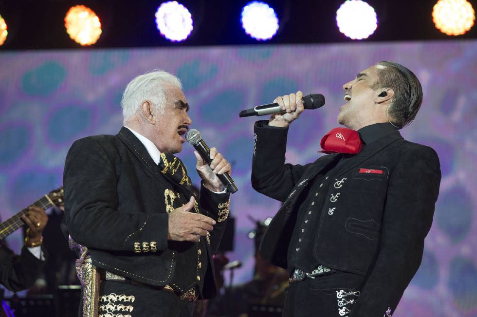 Vicente y Alejandro Fernández durante el concierto.
