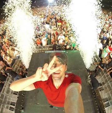 Enrique Iglesias se hace un selfie desde el escenario.