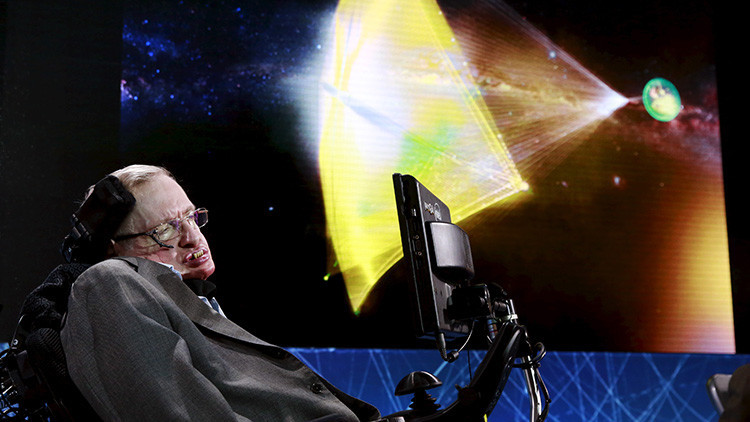 El físico Stephen Hawking en el escenario en Nueva York, Estados Unidos, el 12 de abril de 2016