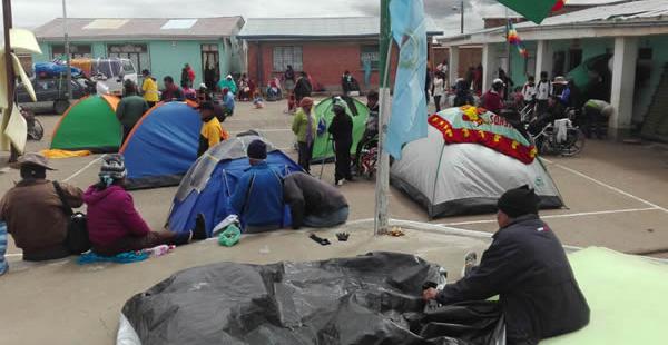 A algunos kilómetros de La Paz, las personas con discapacidad optan por descansar ante el mal clima.