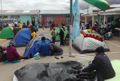 Con las pocas carpas que tienen, aprovechan para descansar.