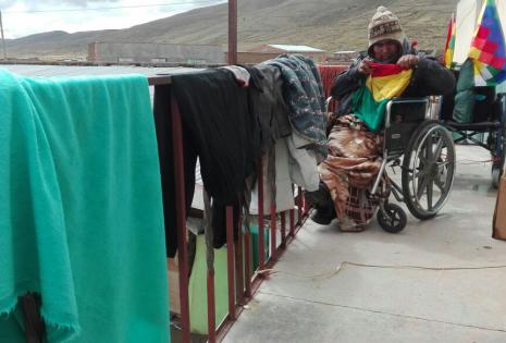 Aprovecharon la infraestructura para secar sus frazadas, ropas y colchones.