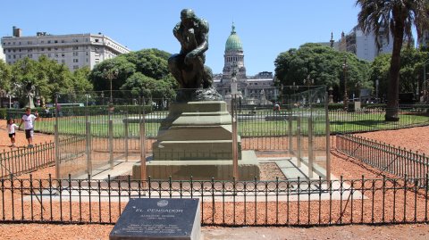 La estatua de Auguste Rodin se encuentra ubicada en la Plaza Mariano Moreno.