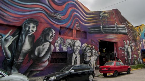 El mural realizado por el artista Alfredo Segatori se encuentra ubicado sobre la calle Pedro de Mendoza y San Antonio.