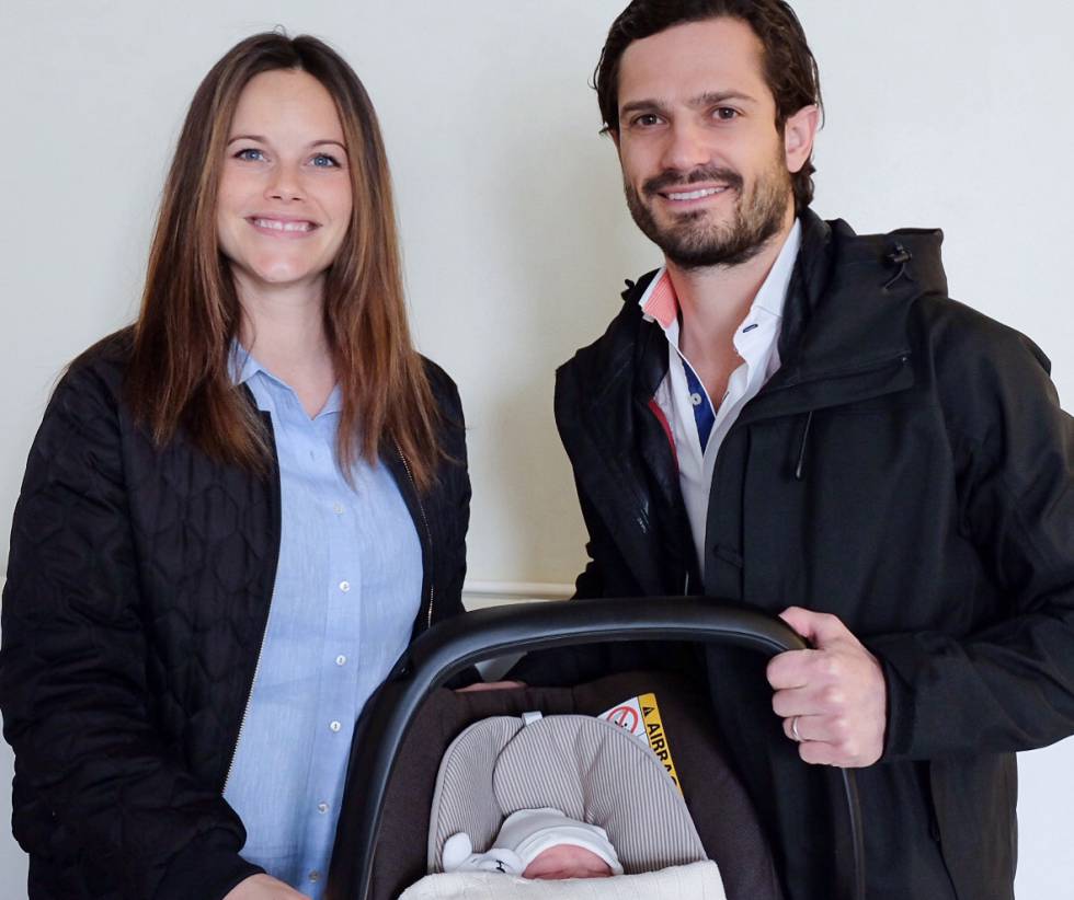 Carlos Felipe y Sofia de Suecia, con el pequeño príncipe Alejandro, ayer al salir del hospital.