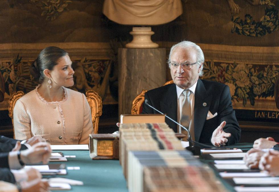El rey Carlos Gustavo de Suecia y la princesa heredera Victoria presiden una reunión con el Consejo de Ministros este jueves.