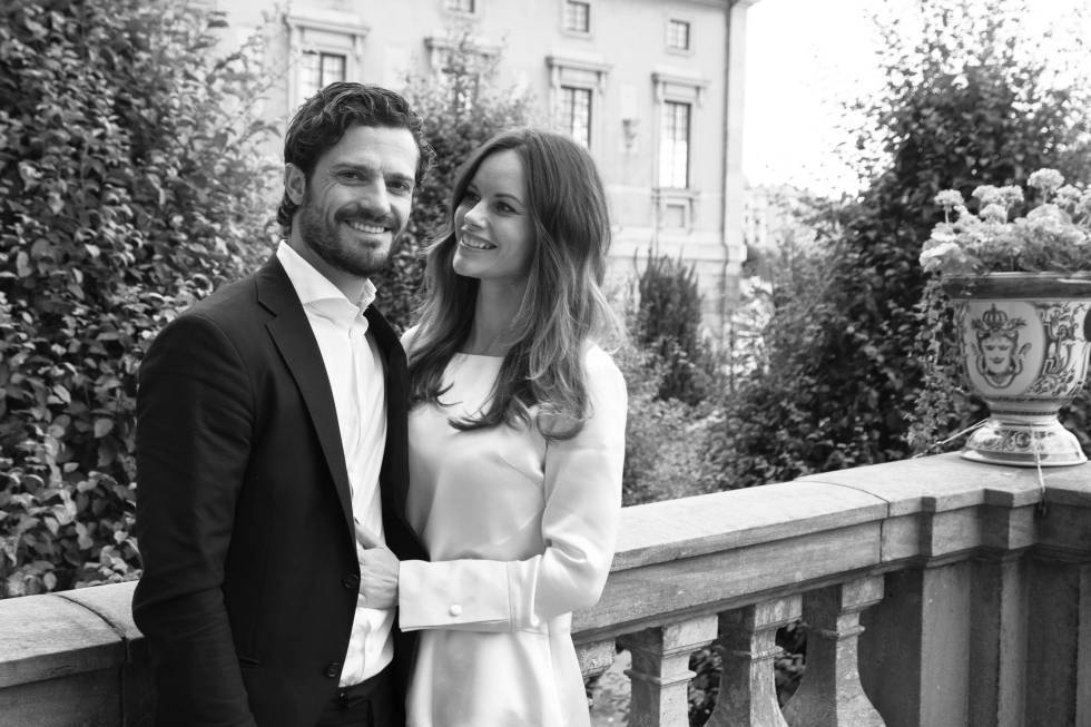 Carlos Felipe de Suecia y Sofia Hellqvist, en una imagen oficial con la que anunciaron la llegada de su primer hijo el pasado mes de octubre.