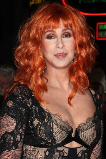 Cher, que se mantiene en plena forma pese a estar próxima a los 70. Cher, que se mantiene en plena forma pese a estar próxima a los 70.