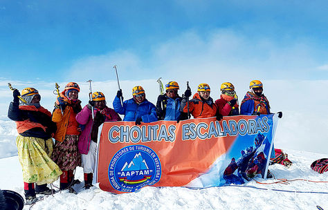Travesía. Algunas de las mujeres andinistas hacen un alto en su ascenso por los nevados de Bolivia. Foto: aaptam