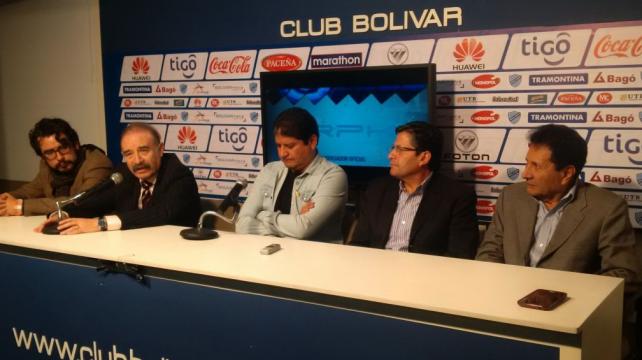 Óscar Villegas (centro) fue presentado como nuevo entrenador de Bolívar. Foto. Luis Sandoval %image_alt%