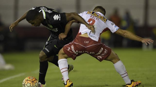 Orlando Berrío, de Nacional Potosí disputa el balón con Luciano Baldi, de Huracán en el estadio Tomás Ducó de Buenos Aires. Foto. AFP %image_alt%