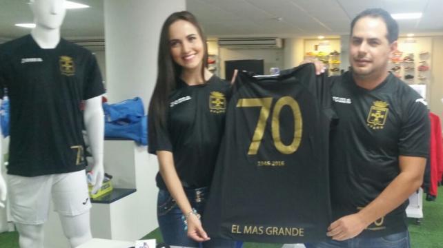 La reina de Blooming, Mariela Rivero, presentó la nueva polera celeste. Foto: Álavaro Durán %image_alt%