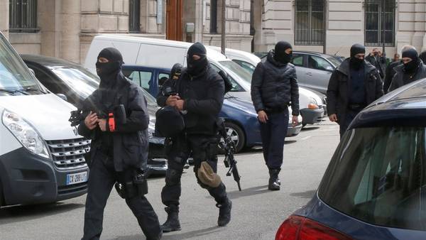Policías franceses en el Palacio de Justicia en París aguardan la llegada del terrorista Salah Abdeslam. /AP