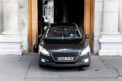 Fuerzas de seguridad abandonan en coche el número 36 de Quai des Orfevres, histórica sede de la Policía Judicial de París, junto al Palacio de Justicia, donde el sospechoso Salah Abdeslam comparece ante el juez en París. /EFE