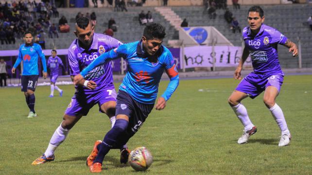 Erwin Saavedra, de Bolívar trata de dominar el balón ante la marca de Andrés Jiménez, de Real Potosí. Foto. APG %image_alt%