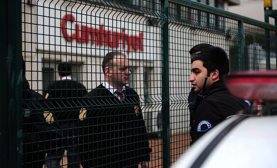 Policías turcos en el exterior del diario 