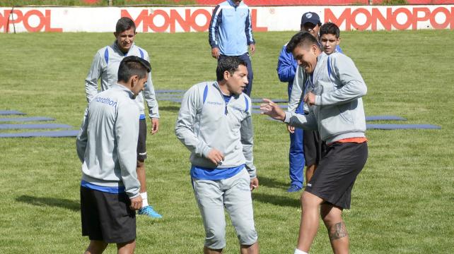 Wálter Flores (centro) es uno de los jugadores que volverá al equipo titular de Bolívar. Foto Diez %image_alt%