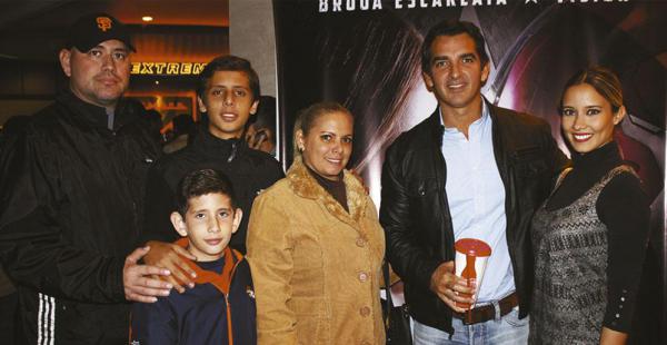 Rodrigo Áñez con Rodrigo y Mateo. Junto con ellos Ma. René Liévana y los novios, Mamén Saavedra y la magnífica, Roxana del Río