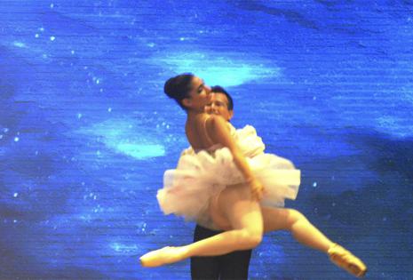 Nahemi Uequin es bailarina de ballet desde los dos años de edad, asiste a diario a la academia Bellart