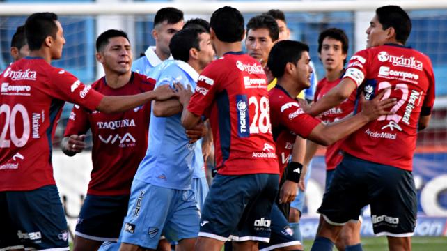 Wálter Flores discute con los jugadores de Wilstermann: Foto Diez %image_alt%