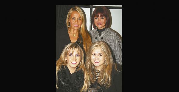 Buenas Amigas. (Arriba) Lorena Robles e Ingrid Biassoni. (Abajo) Karina Velasco y Tamara Méndez