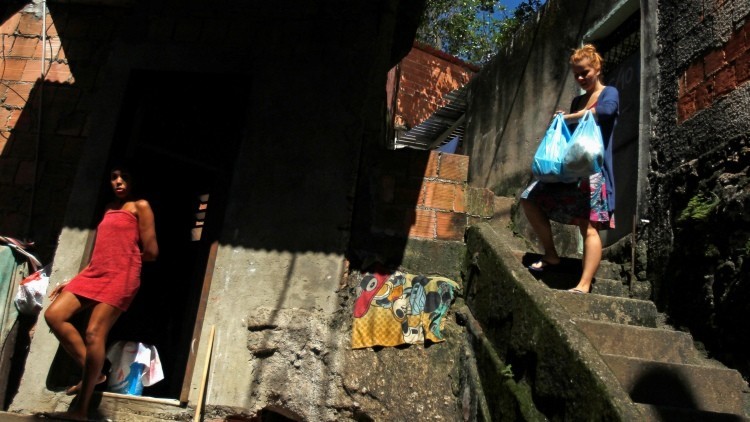 Dos mujeres en una favela de Río de Janeiro (Brasil).