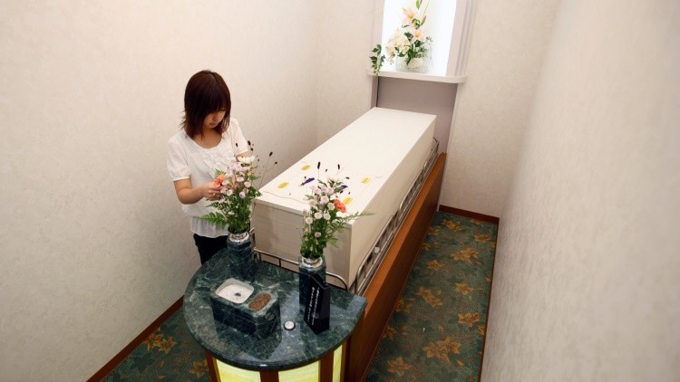 Empleada de un hotel de cadáveres de Yokohama prepara un funeral