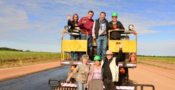 El gobernador Costas con productores y residentes de la zona beneficiada con la carretera