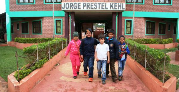 Niños de la Unidad Educativa Jorge Prestel saliendo ayer de clases, regresarán el martes