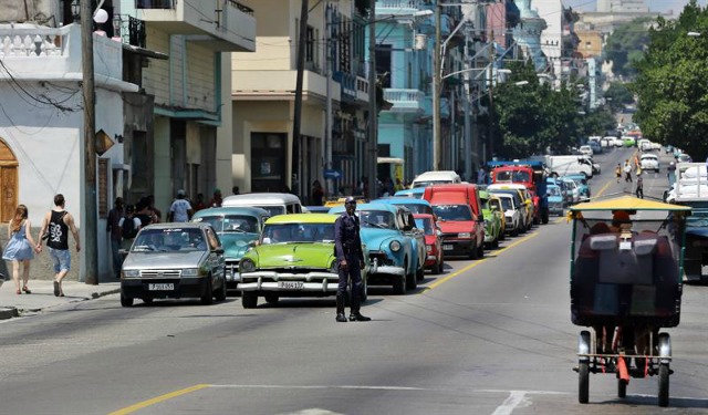 Decenas de autos permanecen atascados hoy, 28 de abril de 2016, en una calle de La Habana (Cuba), producto de los cierres de vías realizados por el rodaje de la saga hollywoodense 
