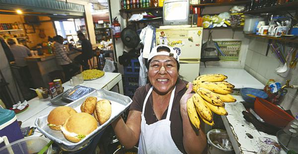 una boliviana modelo eli ha logrado ingresar al grupo de ingresos medios por su cuenta Por 18 años, ha trabajado más de 12 horas diarias en su snack para lograr comprar una casita