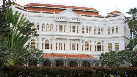 El hotel de estilo colonial Raffles es uno de los preferidos de los millonarios globales.