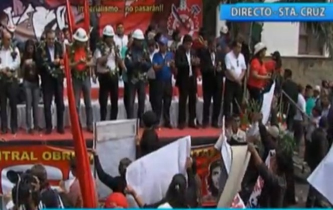 Evo, Quintana, ¿Dónde está la plata?, le gritan al Presidente en desfile por 1 de Mayo