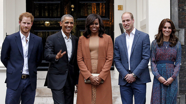 El presidente de EE.UU., Barack Obama, y la primera dama Michelle Obama posan con el príncipe Guillermo y su esposa Catalina, duquesa de Cambridge, y el príncipe Enrique.