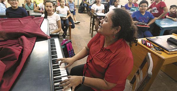 Una de las clases de canto para el nivel inicial, a cargo de la docente Luz Marina Robles.