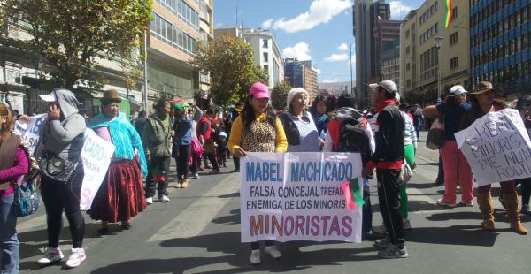 Cientos de comerciantes marcharon en La Paz exigiendo cambios tributarios. El sector está dividido
