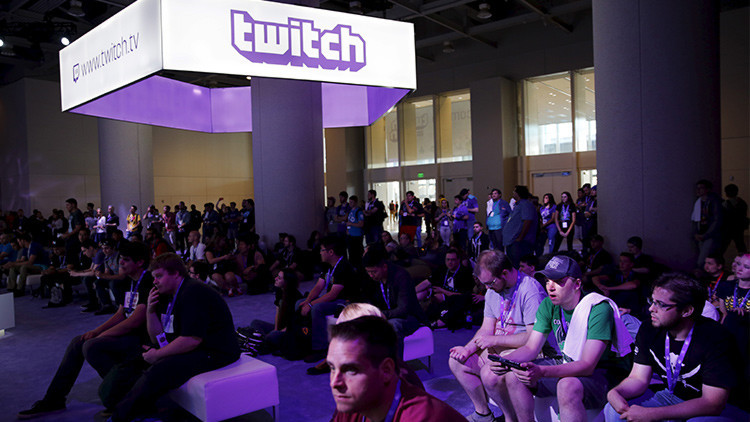 Un grupo de asistentes al concurso TwitchCon 2015, celebrado en San Francisco (California, EE.UU.), observa la presentación de un videojuego el 25 de septiembre de 2015.