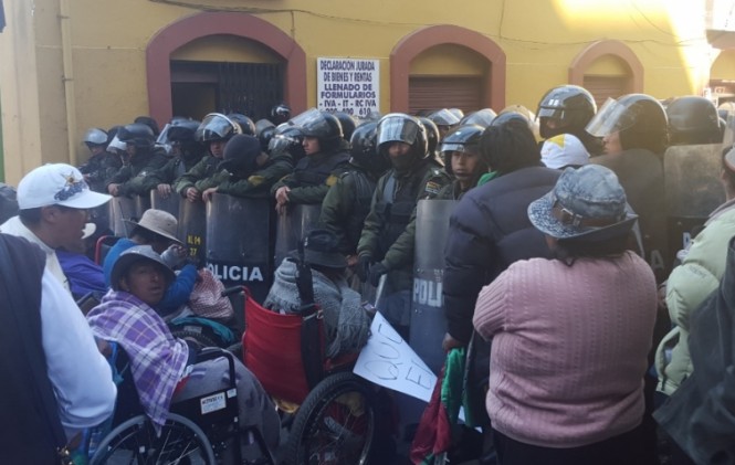 Regresa la violencia en torno a la plaza Murillo entre discapacitados y policías