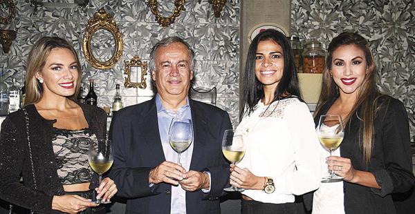 Jéssica Suárez, Luis Granier, Natalí Olmedo y Kathia Irala, catando la nueva propuesta de la bodega nacional, un orgullo del departamento sureño