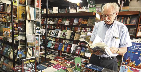Peter Lewy en su librería Lewylibros, ubicada en la calle Junín. Con 52 años de carrera, piensa en cerrar
