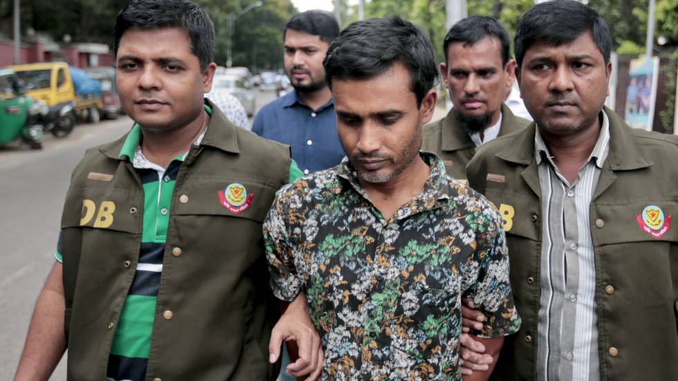 El arrestado, este domingo, bajo custodia de la Policía de Bangladesh.