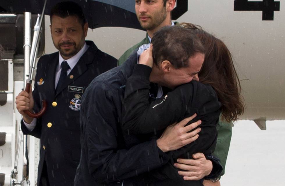 Antonio Pampliega, uno de los periodistas liberados el pasado 8 de mayo, se abraza a un familiar a su llegada al aeropuerto de Madrid-Barajas. 