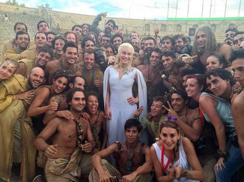 Emilia Clarke con los extras locales que participaron de la serie.